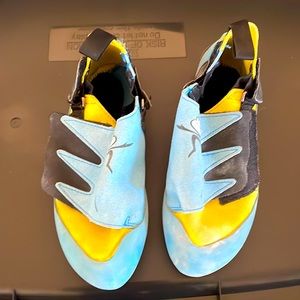 Kids rock climbing shoes size 3 Mad Rock